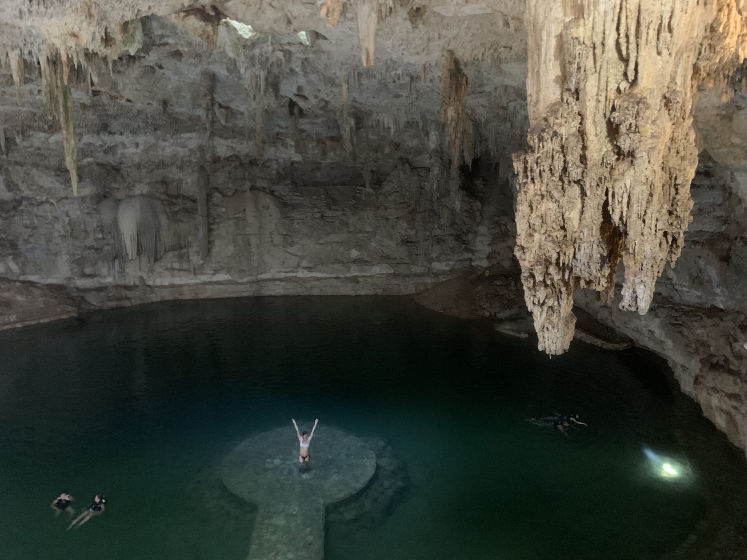 Suytun Cenote. Die bekannten Bilder zeigen den Lichteinfall genau auf dem Steg. Dies ist aber nur uin einer kurzen Zeit des Jahres so